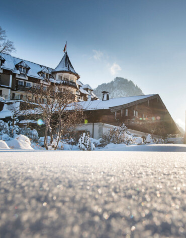 Blick auf das Hotel Ebner's Waldhof am Fuschlsee im Winter.