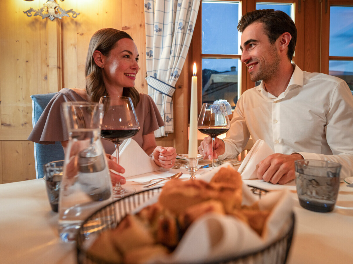 Pärchen beim romantischen Abendessen im Restaurant des Hotel Ebner's Waldhof am See.