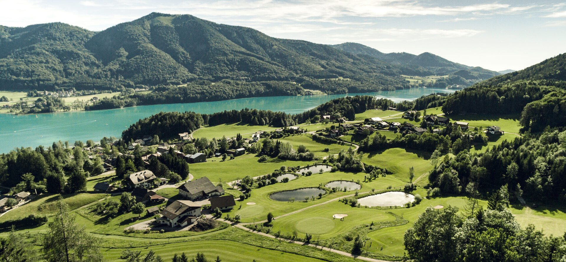 Blick auf den Golfplatz am Fuschlsee im Salzburger Land.