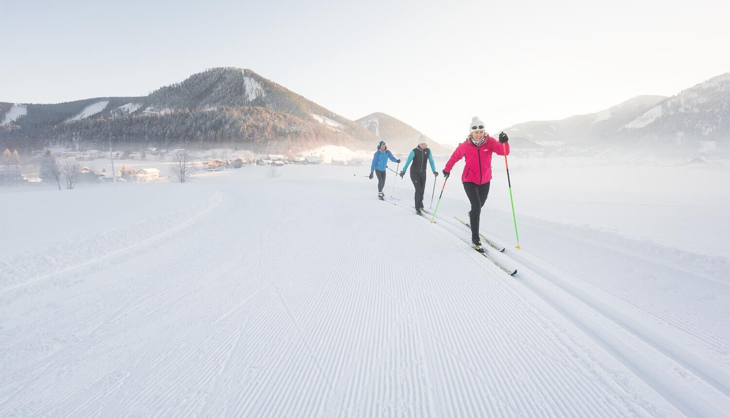 Langläufer auf top gespurten Loipen im Winterurlaub am Fuschlsee.