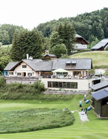 Blick auf die Waldhofalm mit Golfclub am Fuschlsee, Salzkammergut.