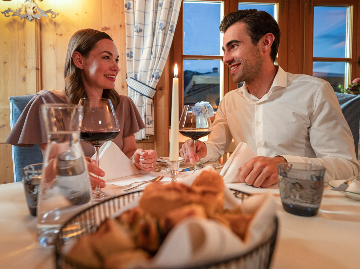 Pärchen bei einem romantischen Abendessen im Hotel Ebner's Waldhof am Fuschlsee.