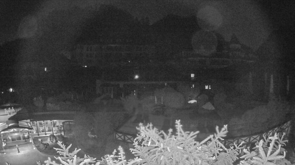 Aktueller Panoramablick auf das Hotel Ebner's Waldhof am See durch die Webcam.